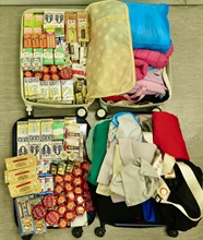 香港海關一月九日和昨日（一月十一日）在香港國際機場偵破四宗懷疑走私藥物案件，檢獲超過一萬二千粒、約四千三百八十八毫升和約一百八十六克懷疑受管制藥物，估計市值共約五十四萬元。圖示海關人員於一名出境女旅客的手提行李中檢獲的懷疑受管制藥物，包括含撲熱息痛成分的止痛退燒藥、藥油和眼藥水。