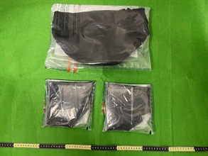 香港海关昨日（一月二十四日）在香港国际机场检获约七百六十克怀疑冰毒，估计市值约四十三万元，并拘捕一名入境男子。图示海关人员于被捕男子穿着的内裤内检获的怀疑冰毒。
