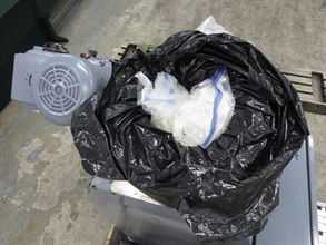 香港海关一月三十日在香港国际机场侦破一宗大型贩运冰毒案件，于一台铣床机器内检获约一百公斤怀疑冰毒，估计市值约五千七百万元。图示藏于铣床机器内的怀疑冰毒。