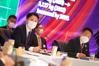 香港海关二月十五日在香港会议展览中心举行「第六届三国五地年度会议」。图示海关助理关长（情报及调查）胡伟军（左一）在会议上发言。