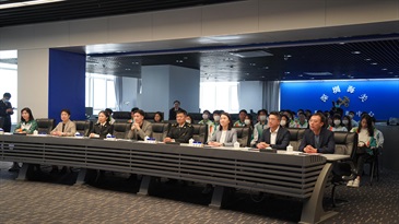 海关助理关长（情报及调查）胡伟军（前排左四）于三月十八日带领三十六名「香港海关青年发展计划」（「Customs YES」）团员参观深圳海关办公室的运控中心。