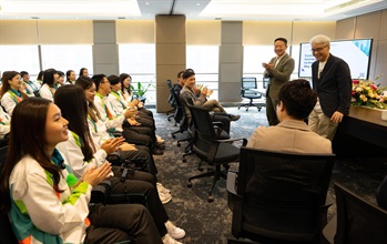海关副关长（管制及执法）陈子达（右三）于三月十八日带领三十六名「香港海关青年发展计划」（「Customs YES」）团员参观一间金融科技公司。