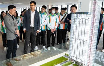 海关助理关长（情报及调查）胡伟军（左一）于三月十八日带领三十六名「香港海关青年发展计划」（「Customs YES」）团员参观河套深港科技创新合作区。