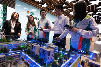 「香港海关青年发展计划」（「Customs YES」）团员于三月十八日参观河套深港科技创新合作区期间，与深圳市青年联合会的会员交流。