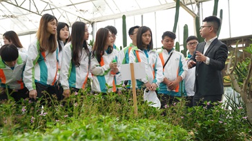 「香港海关青年发展计划」（「Customs YES」）团员于三月十九日参观光明农场大观园期间，听取人员讲解供港农产品和食品的检验检疫监管措施。