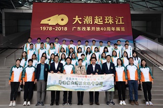 海关关长何珮珊（前排中）于三月十九日带领三十六名「香港海关青年发展计划」（「Customs YES」）团员参观深圳博物馆。