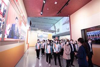 海关关长何珮珊（前排左三）于三月十九日带领三十六名「香港海关青年发展计划」（「Customs YES」）团员参观深圳博物馆的改革开放展览馆。