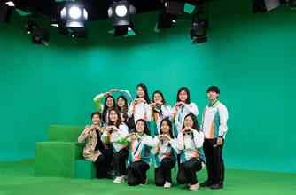 海关关长何珮珊（左一）于三月十九日带领三十六名「香港海关青年发展计划」（「Customs YES」）团员参观深圳广播电影电视集团总部。