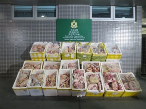 香港海關昨日（四月二十七日）在深圳灣管制站偵破一宗懷疑走私案件，檢獲一批懷疑走私貨物和一批未附有相關衞生證明書或書面准許的凍肉，估計市值共約一千萬元。圖示該批檢獲的凍肉。