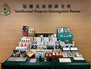香港海关昨日（六月六日）侦破一宗网上售卖冒牌香水和化妆品的案件，检获约一千五百件怀疑冒牌产品，估计市值约六十八万元。图示部分检获的怀疑冒牌产品。