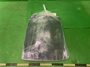 香港海關昨日（六月八日）在香港國際機場破獲一宗旅客販運毒品的案件，檢獲約一點七公斤懷疑可卡因，估計市值約二百萬元。圖示檢獲的懷疑可卡因。