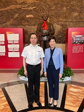 The Commissioner of Customs and Excise, Ms Louise Ho, began her two-day visit to Hunan Province today (June 13). Photo shows Ms Ho (right) with the Director General in Changsha Customs District, Mr Zhu Guangyao (left), in Changsha.