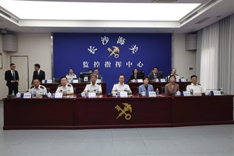 香港海關關長何珮珊今日（六月十三日）展開為期兩天的湖南省訪問行程。圖示何珮珊（前排右三）在長沙考察長沙海關監控指揮中心。