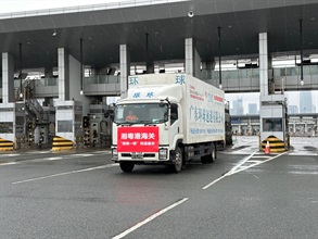 The Hunan-Guangdong-Hong Kong Single E-lock Scheme was officially launched yesterday (June 13). The first batch of transshipment postal items was successfully delivered to the Hong Kong International Airport Air Mail Centre from Changsha, Hunan, via Shenzhen Bay Port today (June 14).