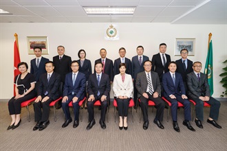 The 2023 Annual Review Meeting between Hong Kong and Guangdong Customs was held in Hong Kong today (June 15). Photo shows the Commissioner of Customs and Excise, Ms Louise Ho (front row, fourth right), the directorates of Hong Kong Customs, and delegations led by the Director General of the Guangdong Sub-Administration of the General Administration of Customs of the People's Republic of China, Mr Li Kuiwen (front row, fourth left).