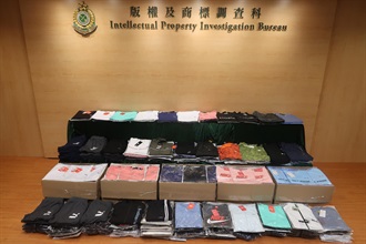 香港海關六月二十日在深水埗和長沙灣採取特別行動，打擊售賣冒牌物品活動，檢獲約一萬件懷疑冒牌物品，估計市值約一百二十萬元。圖示部分檢獲的懷疑冒牌物品。