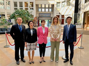 The Commissioner of Customs and Excise, Ms Louise Ho, today (June 26) led a delegation to pay a courtesy call on INTERPOL. Photo shows Ms Ho (centre) with the Director of Organized and Emerging Crime Directorate of INTERPOL, Ms Ilana De Wild (second right).