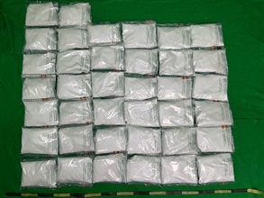 香港海關昨日（六月二十五日）在香港國際機場破獲一宗入境旅客販毒案件，檢獲約十四公斤懷疑可卡因，估計市值約一千五百萬元。圖示檢獲的懷疑可卡因。