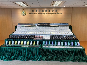 Hong Kong Customs conducted a three-week special enforcement operation from June 13 to yesterday (July 3) to combat counterfeit electronic goods activities involving cross-boundary transshipments and local deliveries. During the operation, Customs detected a total of 17 related cases and seized more than 26 000 items of suspected counterfeit electronic goods, including earphones, mobile phones, electronic watches and mobile phone accessories, with an estimated market value of over $6.8 million. Photo shows some of the suspected counterfeit electronic goods seized.