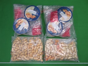 Hong Kong Customs yesterday (July 8) detected an incoming passenger drug trafficking case at the Hong Kong-Macau Ferry Terminal and seized about 6.3 kilograms of suspected cocaine with an estimated market value of about $6.9 million. Photo shows the suspected cocaine seized and the cookie cans used to conceal the drugs.