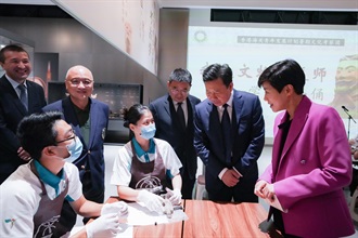 海关关长何珮珊今日（七月十日）率领50名「香港海关青年发展计划」（「Customs YES」）成员到西安认识国家文物保育工作。图示何珮珊（右一）和国家文化和旅游部副部长、国家文物局局长李群（右二）在陕西考古博物馆内与「Customs YES」成员互动。