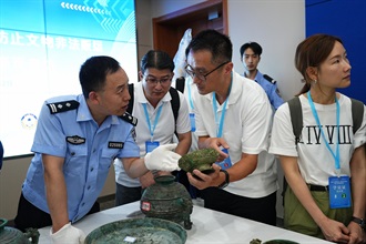 Thirty Customs officers today (July 14) successfully completed the "Mainland, Hong Kong and Macao Course on Capacity Building to Prevent Illegal Trafficking of Cultural Heritage" which was jointly organised by the National Cultural Heritage Administration and Hong Kong Customs for the first time. Photo shows participants learning how to identify cultural heritage.