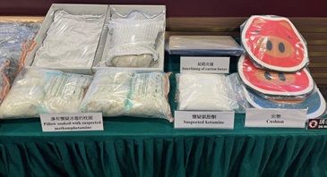 香港海关今年一至六月在香港国际机场重点打击利用空运货物和旅客渠道走私毒品的活动，共侦破六百零四宗毒品案件，并检获约二点三吨怀疑毒品，估计市值约九亿七千万元。图示部分检获的渗有怀疑冰毒的枕头及收藏在纸箱夹层内的怀疑氯胺酮。