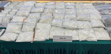 香港海關今年一至六月在香港國際機場重點打擊利用空運貨物和旅客渠道走私毒品的活動，共偵破六百零四宗毒品案件，並檢獲約二點三噸懷疑毒品，估計市值約九億七千萬元。圖示部分檢獲的懷疑冰毒。