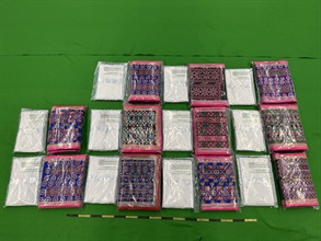 香港海关昨日（七月二十二日）在香港国际机场检获约十三公斤怀疑海洛英，估计市值约一千万元。图示检获的怀疑海洛英及用作收藏毒品的尼龙垫。