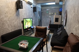 Hong Kong Customs yesterday (August 3) conducted an enforcement operation codenamed "Magpie" in Kwun Tong, Lai Chi Kok and Tuen Mun to combat illegal activities involving party room operators providing infringing karaoke songs to customers in the course of business. Photo shows a party room in Kwun Tong raided by Customs officers.