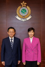 The Commissioner of Customs and Excise, Ms Louise Ho (right), today (August 10) meets with the Director General in Shanghai Customs District, Mr Gao Rongkun (left), in the Customs Headquarters Building to exchange views on expediting Smart Customs and deepening the co-operation and exchanges in mutual training.