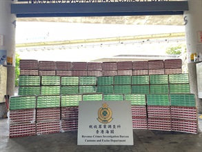 Hong Kong Customs today (August 12) seized about 1.7 million suspected illicit cigarettes in Stanley with an estimated market value of about $6.32 million and a duty potential of about $4.30 million. Photo shows the suspected illicit cigarettes seized by Customs officers.