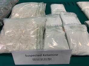 香港海关于六月十二日至八月十一日采取代号「狙击者」的反毒品行动，打击利用集运方式贩运毒品。图示行动中检获的部分怀疑氯胺酮。