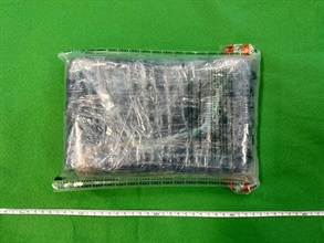 Hong Kong Customs on August 22 and yesterday (August 23) detected two dangerous drugs cases at Hong Kong International Airport and Ma On Shan and seized a total of about 30 kilograms of suspected cannabis buds and about 1.2kg of suspected cocaine, with a total estimated market value of about $8.14 million. Photo shows the suspected cocaine seized in the second case.