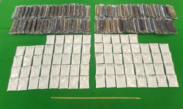 香港海關昨日（八月二十四日）在香港國際機場偵破一宗旅客販運毒品的案件，檢獲約二十八公斤懷疑海洛英，估計市值約二千八百萬元。圖示檢獲的懷疑海洛英及用作收藏毒品的尼龍墊。