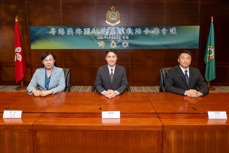 The Assistant Commissioner (Intelligence and Investigation) of Customs and Excise, Mr Mark Woo (centre); the Level I Bureau Rank Official of the Guangdong Sub-Administration of the General Administration of Customs of the People's Republic of China, Ms Liu Hong (left); and the Acting Assistant Director-General of Macao Customs Service, Mr Ip Va-chio (right), attended the Guangdong-Hong Kong-Macao Customs Intellectual Property Enforcement Cooperation Meeting held in Hong Kong yesterday and today (September 5 and 6).
