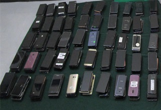 Hong Kong Customs and Police, starting August 1, have conducted joint enforcement operations at the Lok Ma Chau Spur Line Control Point to step up enforcement actions concerning outbound travellers. Photo shows some of the used mobile phones seized.
