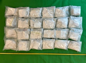 香港海关昨日（九月十日）在屯门检获约二十四公斤怀疑可卡因，估计市值约一千九百万元。图示检获的怀疑可卡因。