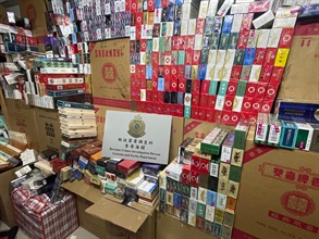 Hong Kong Customs yesterday (September 11) conducted an anti-illicit cigarette operation in Sham Shui Po. A total of about 740 000 suspected illicit cigarettes and about 7 000 suspected alternative smoking products, with an estimated market value of about $2.74 million, were seized and a suspected illicit cigarette storage centre was raided. The duty potential of the illicit cigarettes was about $1.85 million. Photo shows the suspected illicit cigarette storage centre raided by Customs officers.
