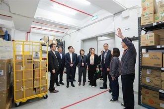 香港海關代表團到訪一間澳門「認可經濟營運商」（AEO）公司以了解澳門AEO的認證標準。