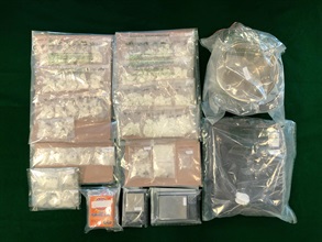 香港海关昨日（四月六日）在沙田检获约一点三公斤怀疑霹雳可卡因，估计市值约二百万元，并拘捕两名女子。图示检获的怀疑霹雳可卡因和制毒及包装工具。