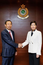 The Commissioner of Customs and Excise, Ms Louise Ho (right), this morning (September 22) met with the Director General of the General Department of Vietnam Customs, Mr Nguyen Van Can (left), and his delegation in the Customs Headquarters Building to enhance bilateral co-operation and establish closer ties.