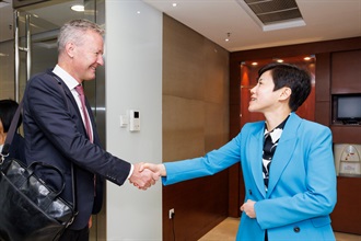 The Commissioner of Customs and Excise, Ms Louise Ho (right), this afternoon (September 22) met with the Director General and Chief Executive Officer of Danish Patent and Trademark Office, Mr Sune Stampe Sørensen (left), in the Customs Headquarters Building to exchange views on reinforcing mutual communications and enhancing co-operation on the protection of intellectual property rights.