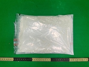 Hong Kong Customs yesterday (October 1) detected a passenger drug trafficking case at Hong Kong International Airport and seized about 950 grams of suspected cocaine with an estimated market value of about $1 million. Photo shows the suspected cocaine seized.