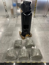 香港海關九月二十七日和昨日（十月四日）在香港國際機場和彩虹檢獲共約二十公斤懷疑毒品及一批毒品吸食工具，估計市值共約五百萬元。圖示海關人員檢獲的懷疑大麻花及用作收藏該批懷疑大麻花的壓縮機。