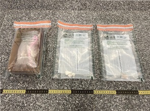 Hong Kong Customs on September 27 and yesterday (October 4) seized a total of about 20 kilograms of suspected dangerous drugs and a batch of drug-inhaling apparatus with a total estimated market value of about $5 million in Hong Kong International Airport and Choi Hung. Photo shows the suspected crack cocaine, suspected 3,4-methylenedioxymethamphetamine and a batch of drug-inhaling apparatus seized by Customs officers.