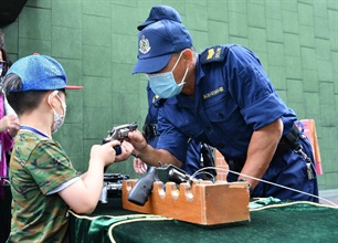 Hong Kong Customs is giving its full support to National Security Education Day and held the Hong Kong Customs College Open Day today (April 15). Photo shows a visitor touring the outdoor firing range.