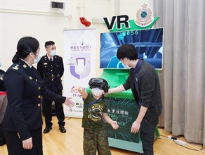 Hong Kong Customs is giving its full support to National Security Education Day and held the Hong Kong Customs College Open Day today (April 15). Photo shows visitors trying a virtual reality experience of contraband detection.