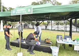 Hong Kong Customs is giving its full support to National Security Education Day and held the Hong Kong Customs College Open Day today (April 15). Photo shows visitors experiencing the physical fitness test for Customs' recruitment.