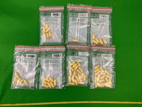 Hong Kong Customs yesterday (October 24) detected two drug trafficking cases involving internal concealment and baggage concealment respectively at Hong Kong International Airport. About 826 grams of suspected cocaine and about 7 kilograms of suspected cocaine were seized with a total estimated market value of about $7 million. Photo shows the suspected cocaine seized in the first case.